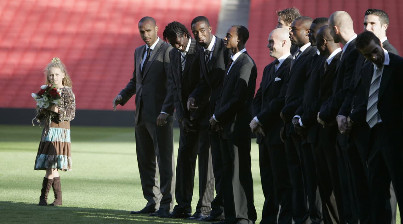 La reina Isabel iba a inaugurar el estadio del Arsenal en 2006, pero por una lesión en la espalda no pudo asistir.