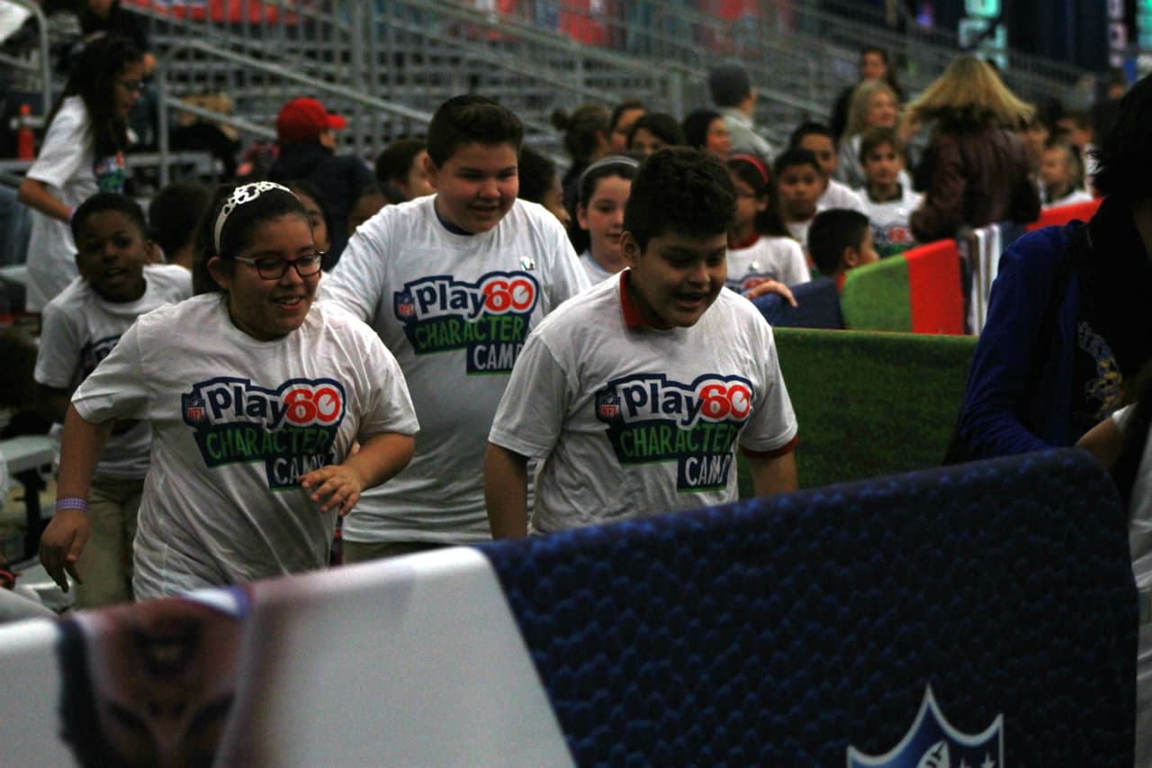 Anthony Muñoz, miembro del Salón de la Fama desde 1998, compartió su experiencia con niños y jóvenes de Houston en el lunes previo al Super Bowl LI.