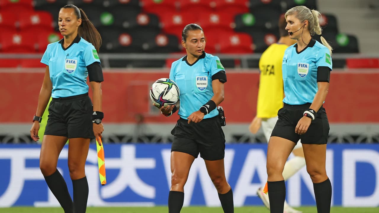 Infantino niega haber pedido a árbitras no saludar a jeque