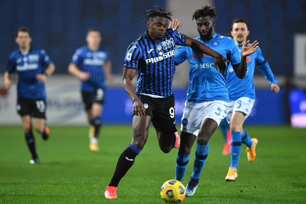 Duván Zapata, Robin Gosens, Luis Muriel y Cristian Romero fueron los encargados de anotar en la victoria 4-2 del Atalanta sobre el Napoli. Atalanta se mantiene en la tercer posición de manera momentánea y el Napoli se queda en la séptima posición, aunque tienen un partido pendiente por jugar.