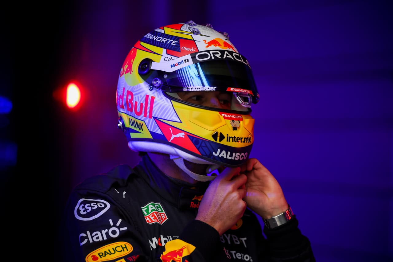El piloto mexicano Sergio 'Checo' Pérez modelo su nuevo casco, noticia que tardó segundos en darle la vuelta al mundo entero.