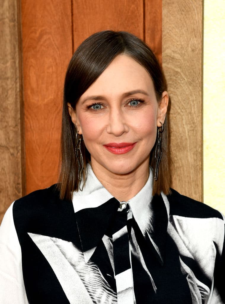 El estilo visual que implementan en la película hace que la cinta se sienta casi como un documental y poco a poco todo se va convirtiendo más oscuro y aterrador.
<br>