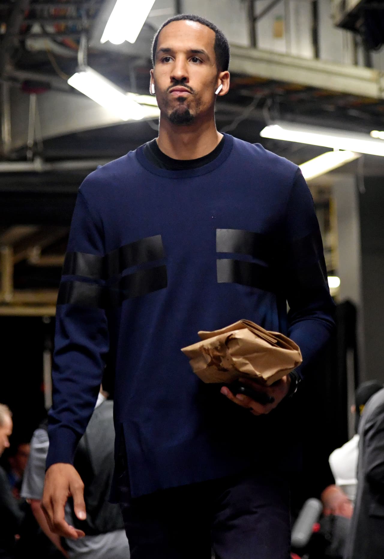 Con una inquebrantable fe de ver a su equipo campeón por primera vez, los aficionados de los Toronto Raptors se dejaron llegar de manera masiva a Scotiabank Arena para atestiguar historia. Aunque la duda se siembra ahora que está por regresar Kevin Durant para este Juego 5. Gran ambiente previo al quinto partido de las Finales de la NBA.