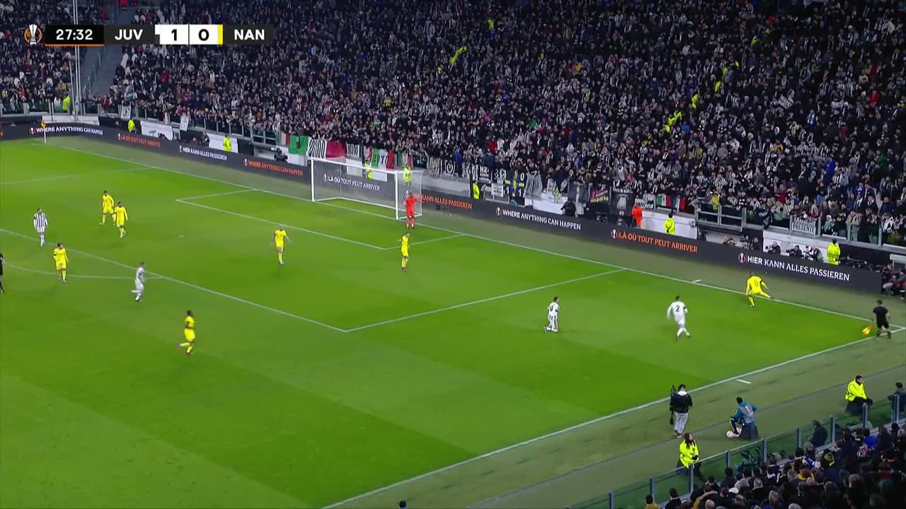 ¡TIRO ATAJADO! disparo por Ángel Di María.