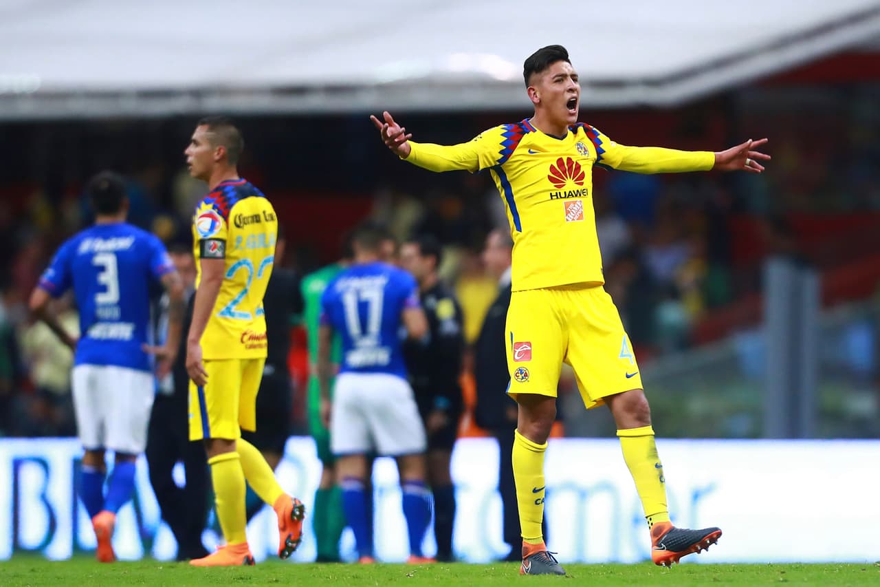 La buena campaña de Lozano en Holanda le podría abrir espacios a otros mexicanos. Es así como el Ajax estaría interesado en fichar al lateral Édson Álvarez.