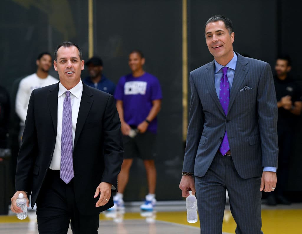 La presentación de Vogel como el nuevo entrenador de los Lakers quedó algo ensombrecida por las palabras que dio Magic Johnson. El legendario exjugador de los Lakers estuvo como invitado en el programa de ESPN 'First Take' y dijo que gerente general Rob Pelinka fue en gran medida el responsable de que renunciara como presidente de operaciones de baloncesto del equipo y que hablaba a su espalda, obligando al directivo a usar la presentación de Vogel para responderñ.
