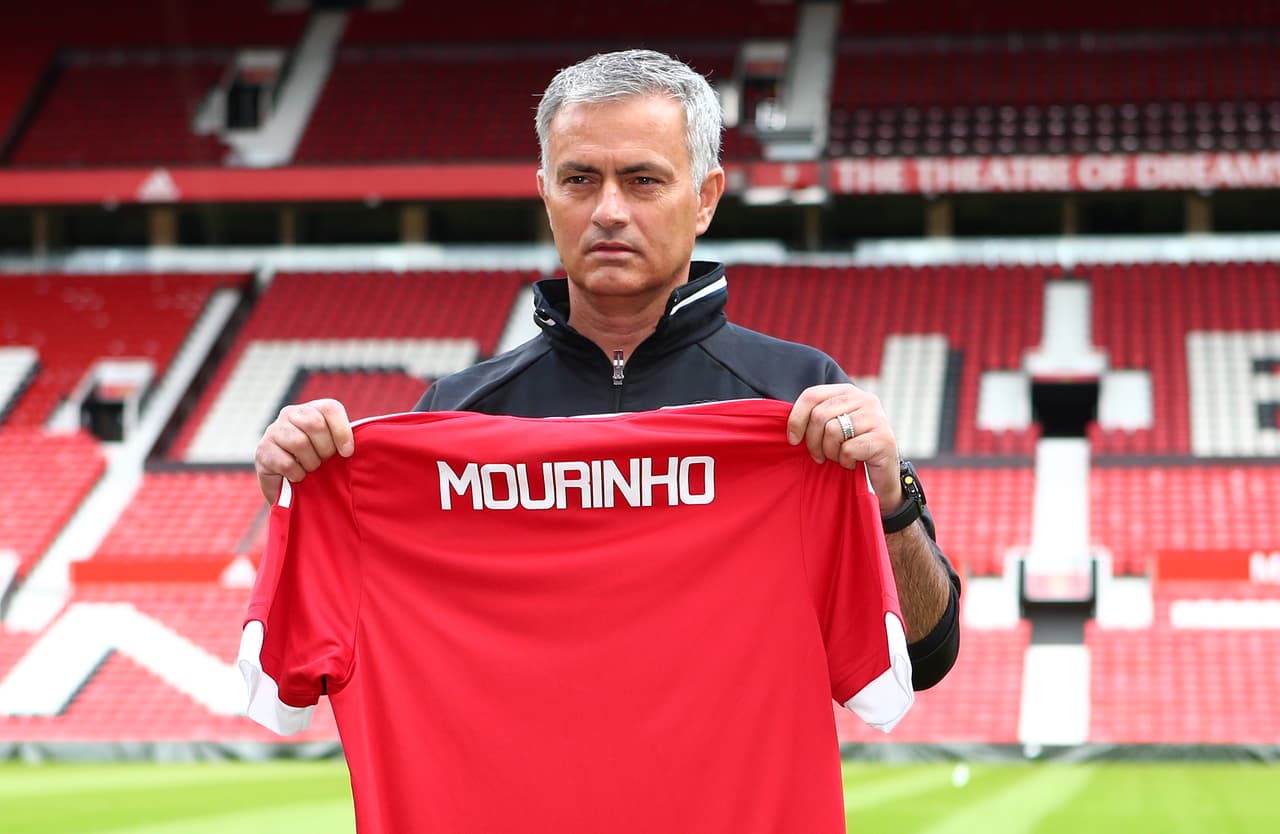 El desempleo le duraría poco más de 5 meses, Mourinho llegaría a uno de los rivales del Chelsea al suplir a Louis Van Gaal en el Manchester United.