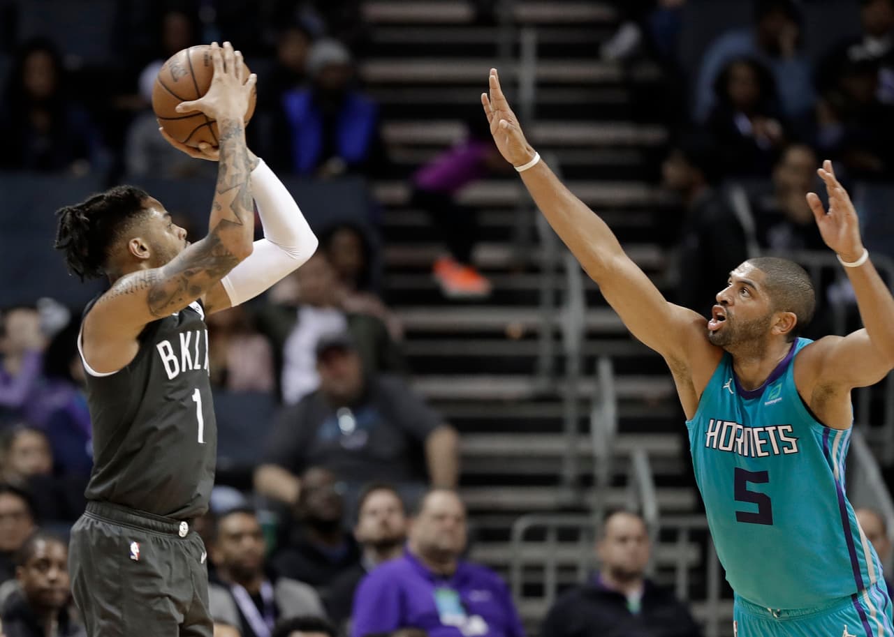Con 40 puntos de D'Angelo Russell (izquierda) los Brooklyn Nets superaron 117-115 a Charlotte Hornets.