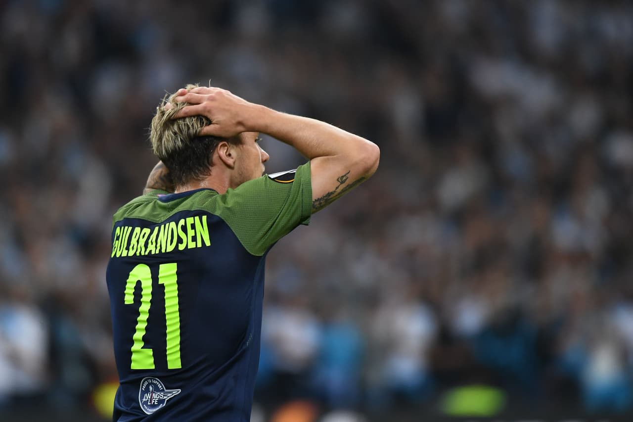 Pero la pelota dio en el travesaño y salió despedida del área. Se lamentaba el jugador noruego.