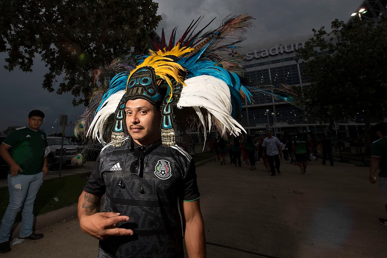 Los aficionados a la Selección Mexicana en Estados Unidos se distinguen por su lealtad, su pasión y su creatividad para mostrar su cariño al Tri. Estos son algunos de los que consideramos verdaderos aficionados, esos que contagian con su entusiasmo y ganas de apoyar. Nuestro reconocimiento para todos ellos.