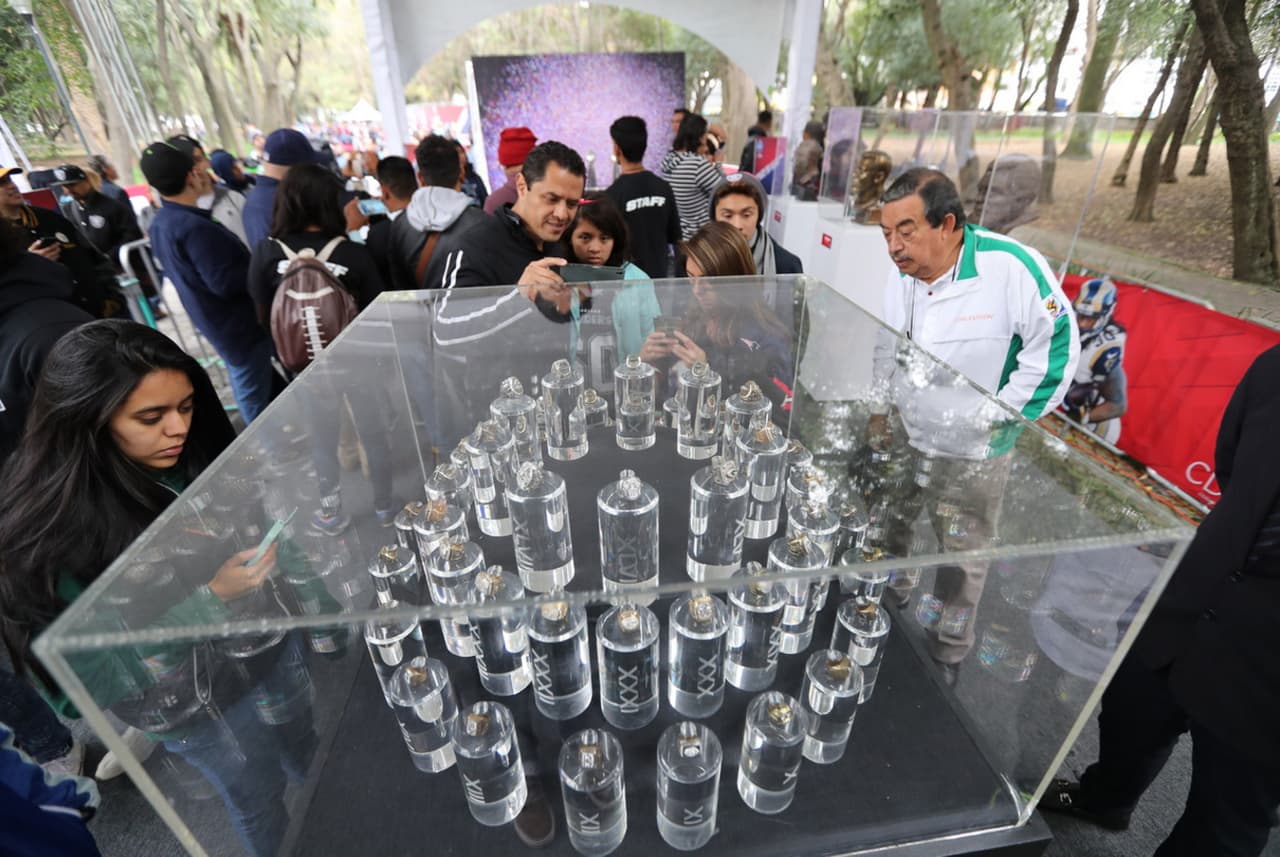 Los anillos de todos los Super Bowls llamaron la atención de chicos y grandes.