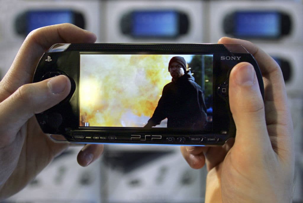 PSP - La primer consola protátil de Sony fue un éxito rotundo por lo que obtuvo más de 76.5 millones de consolas vendidas. El juego que ayudó a impulsar esta consola fue el Grand Theft Auto: Liberty City Stories que se vendió más de 8 millones de veces.