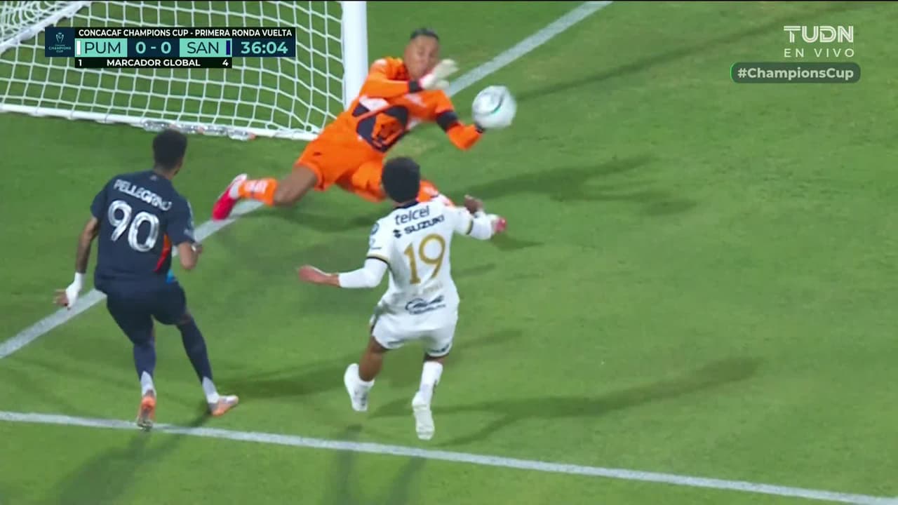 ¡Otra vez al palo! Pumas se salvó del gol gracias a la intervención del poste