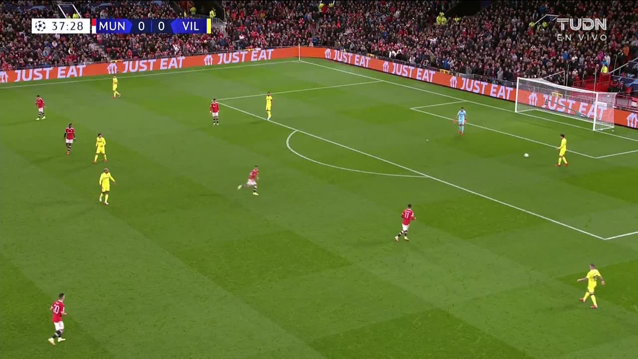 ¡TIRO ATAJADO! disparo por Paul Pogba.