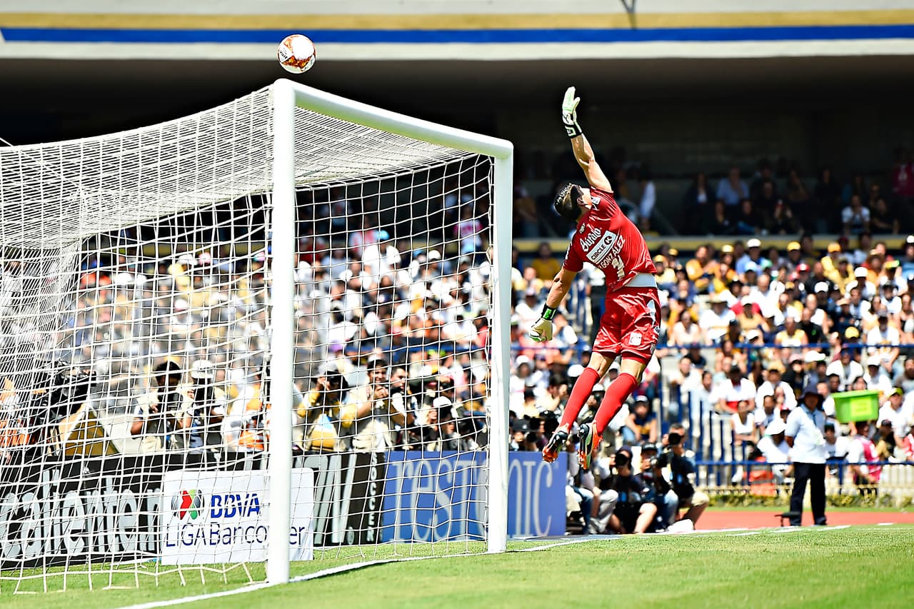 Los Pumas empezaron a pisar el acelerador para apoderarse del partido. Aquí se aprecia un disparo de los universitarios que puso en aprietos al arquero necaxista Hugo González.