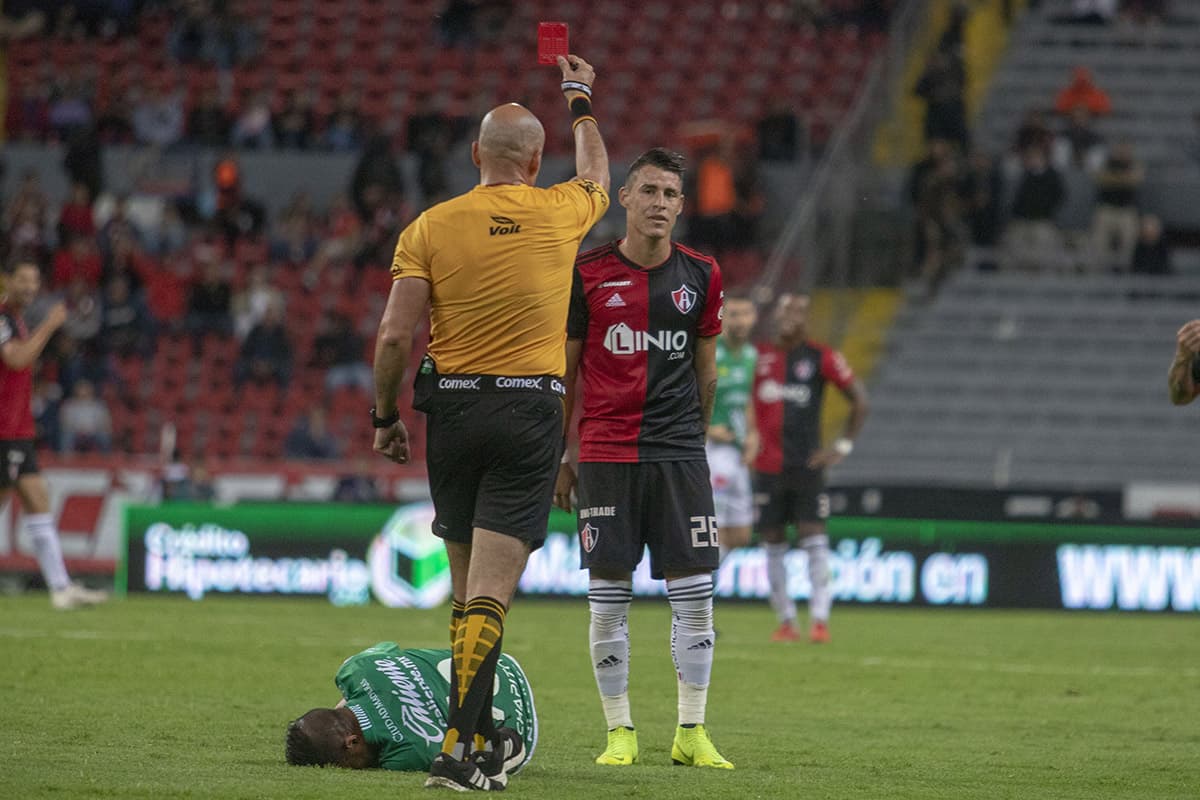 En el minuto 66 Cristian Calderón fue expulsado con roja directa dejando a los Zorros diezmados para el desenlace del partido en el que al final lograron mantener la portería en cero.