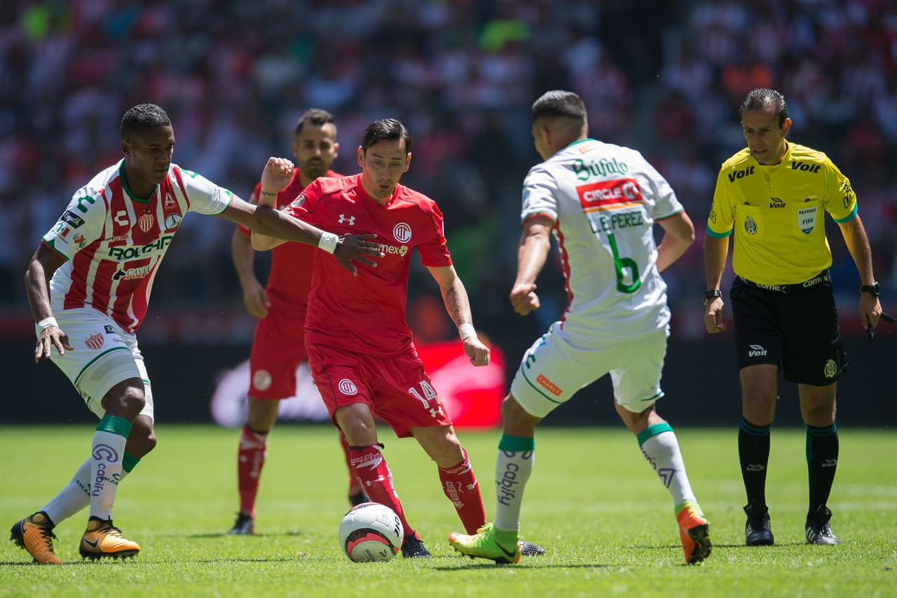 Sambueza fue de los jugadores que más buscaron hacer daño, pero fue bien resguardado por la defensa rival.