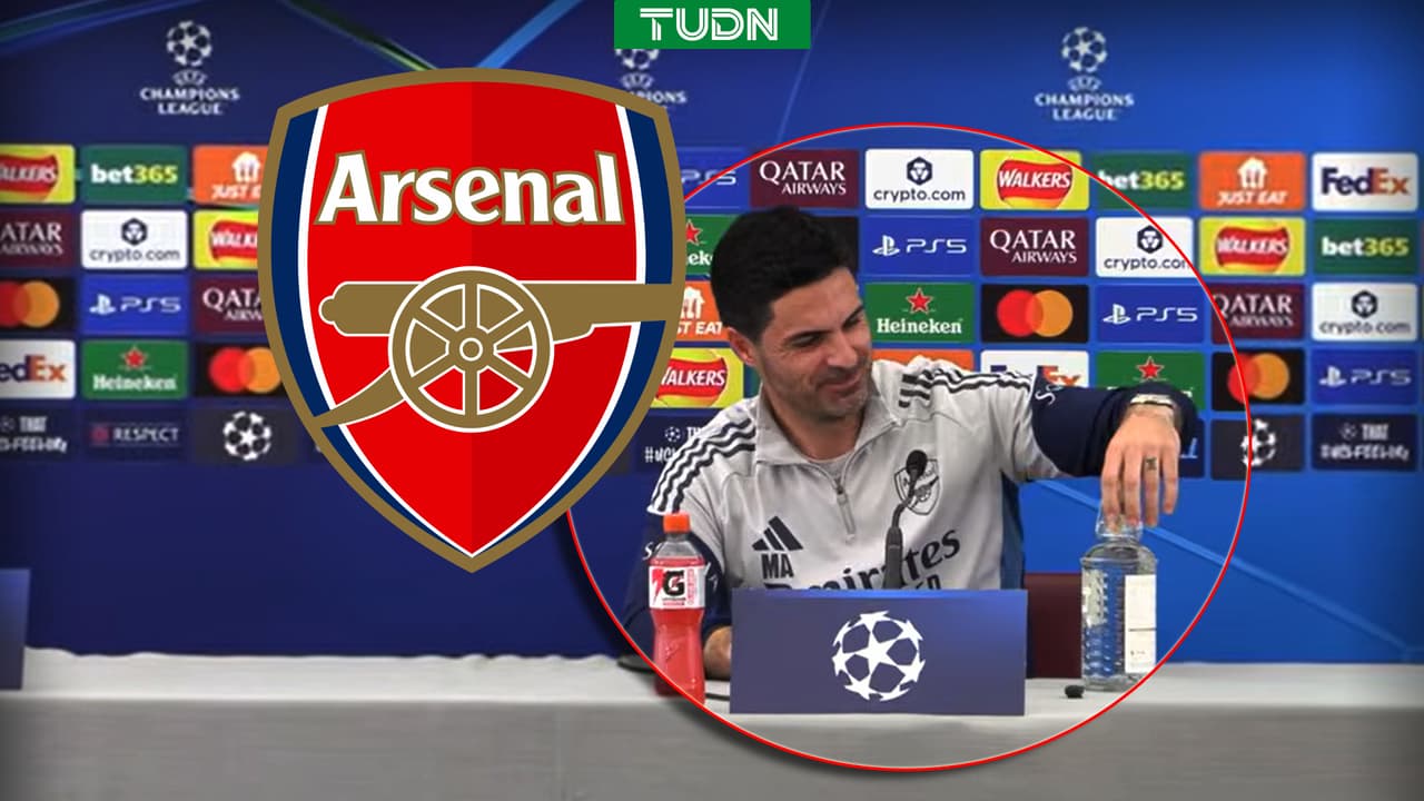 Mikel Arteta recibe un mezcal en plena conferencia tras ganar la Premier League