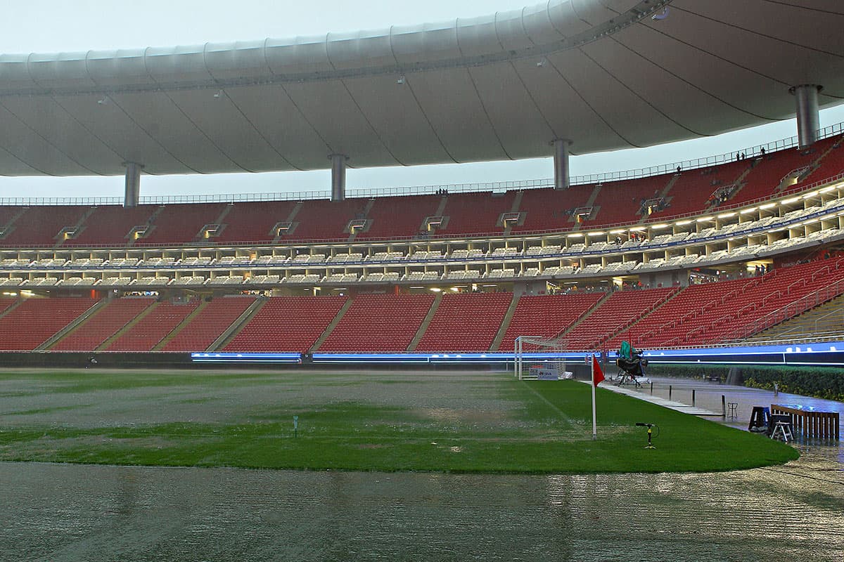 El juego pudo disputarse a pesar de la inundación por una torrencial lluvia en el Estadio Akron dos horas antes de la hora oficial 
<b>(<a href="https://www.univision.com/deportes/futbol/liga-mx/en-fotos-bajo-el-agua-el-estadio-de-chivas-a-minutos-del-partido-contra-cruz-azul-fotos" target="_blank">Ver galería</a>)</b>.