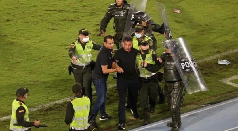 Escoltan a Osorio tras invasión de cancha por perder Clásico