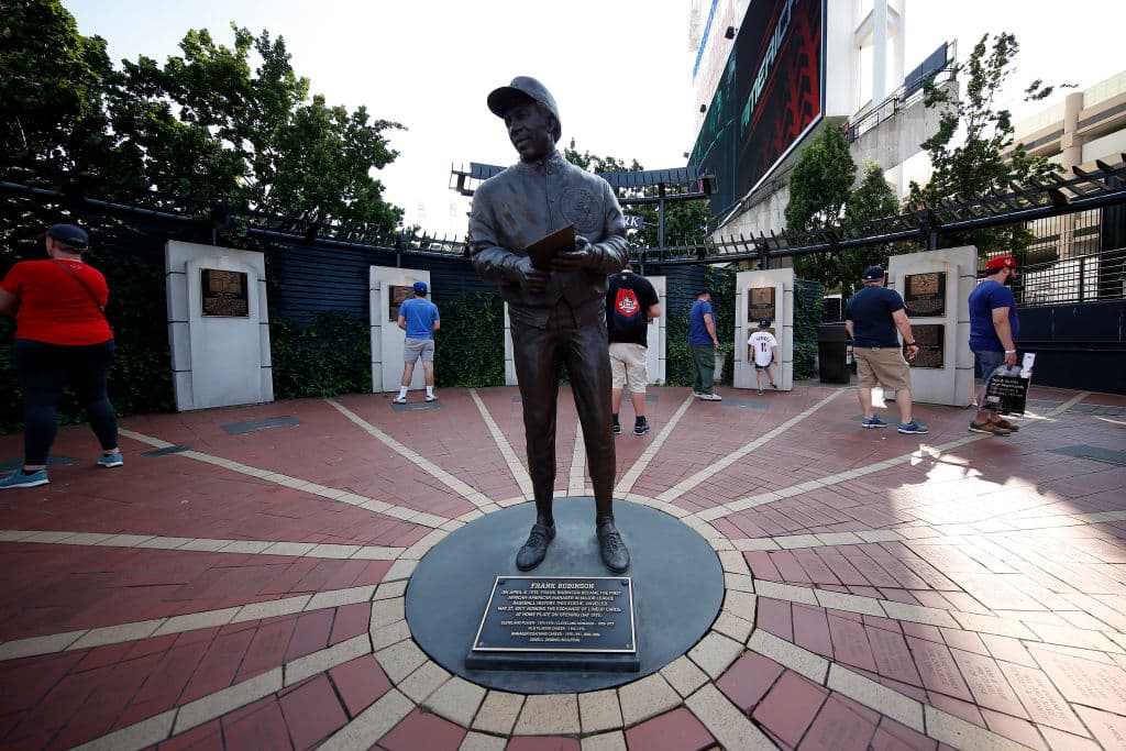 Y también la de una de las grandes leyendas de La Tribu, la de Frank Robinson, donde muchos aficionados llegan a tomarse la foto del recuerdo afuera de Progressive Field.