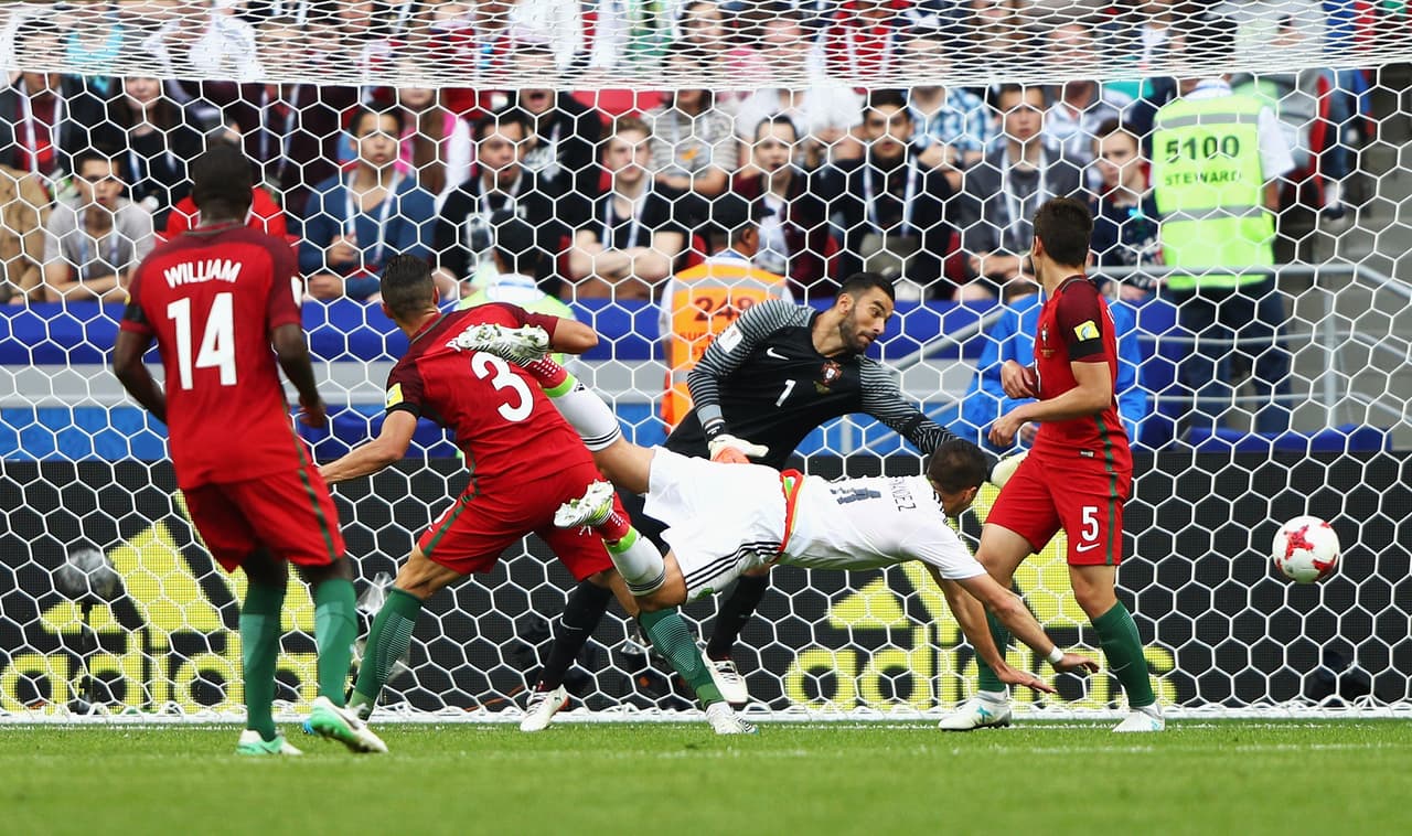 La esperanza para México volvió cuando Carlos Vela, al minuto 42, le entregó un balón claro al
<i>Chicharito </i>Hernández quien definió de palomita entre la defensa lusa.