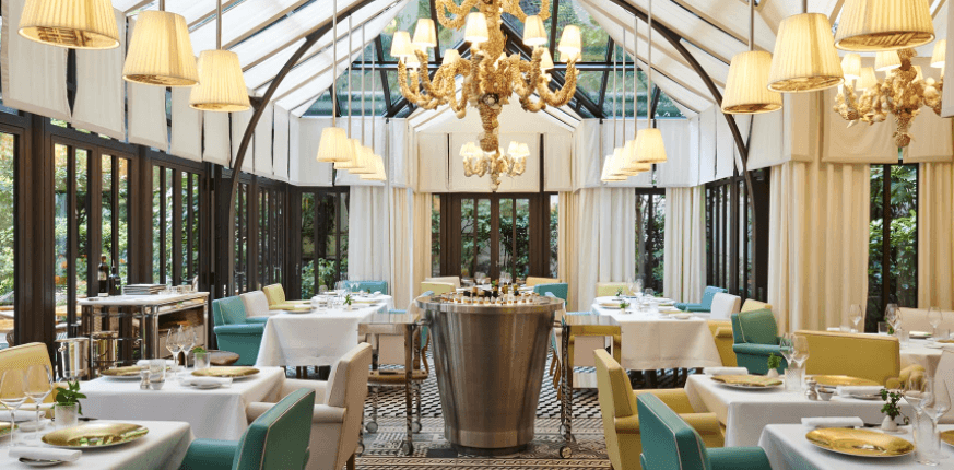 El lujoso hotel de cinco estrellas, Le Royal Monseau, será la casa provisional del astro argentino, pues su salida del Barcelona fue muy repentina. El hotel se encuentra ubicado en 37 Avenue Hoche y fue reformado por el famoso diseñador Philippe Starck. El Parque de los Príncipes se encuentra a tan solo 15 minutos del inmueble.