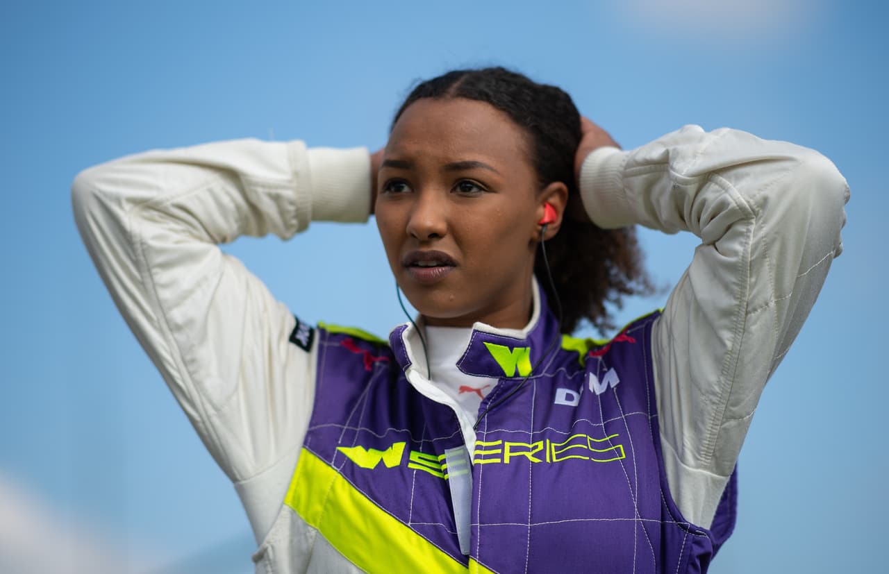 A partir de este viernes la polémica W Series, fórmula exclusiva para mujeres, dio inicio con las pruebas libres en Hockenheim, Alemania, donde el día domingo se correrá la primera válida del calendario. Las pilotos y sus equipos ya comenzaron a vivir esta novedosa experiencia que espera dar mucho de qué hablar.