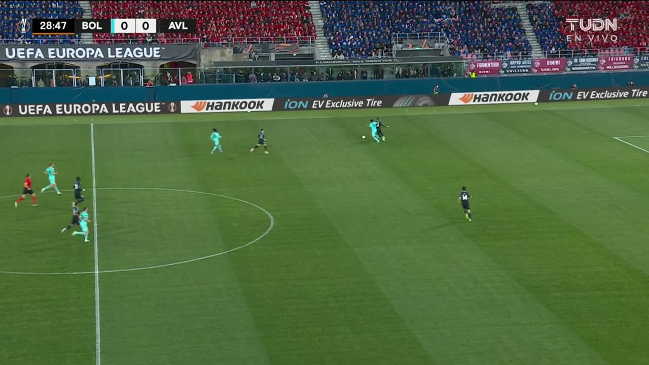 ¡CERCA! Lewis Ferguson disparó que se estrella en el poste.