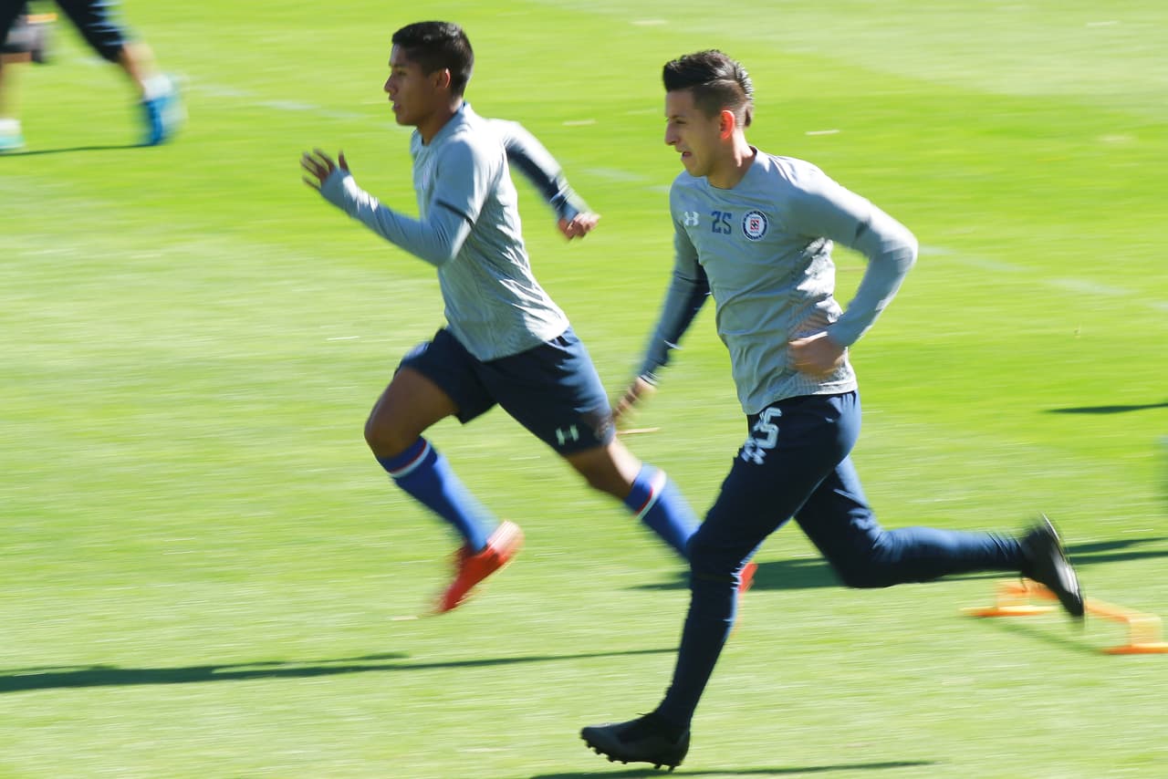 Roberto Alvarado (der.) espera sobresalir más en este semestre con el equipo y marcar una diferencia para no perder su lugar frente a los nuevos refuerzos.