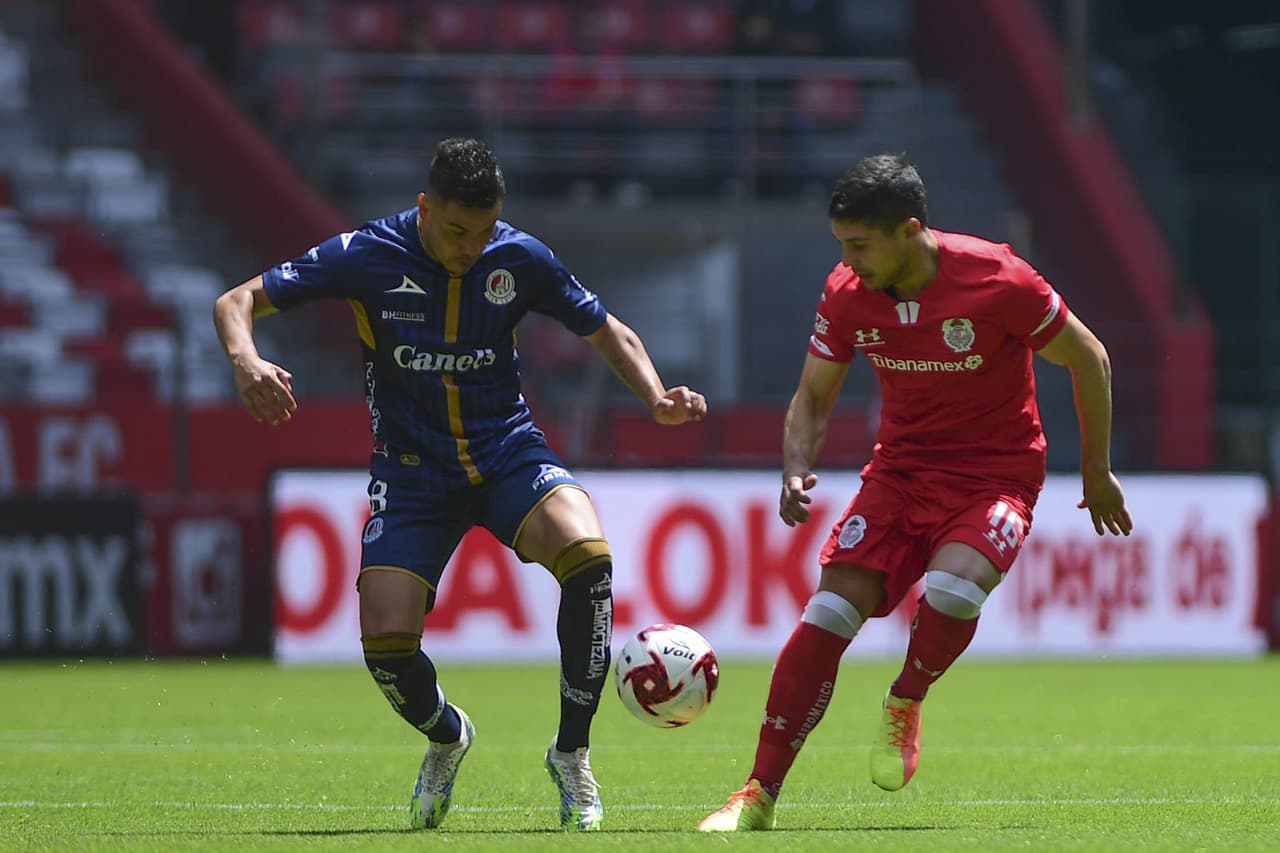 Nicolás Ibáñez falla a lo grande en el área chica del Toluca y se pierde la opción más clara de empatar el partido.