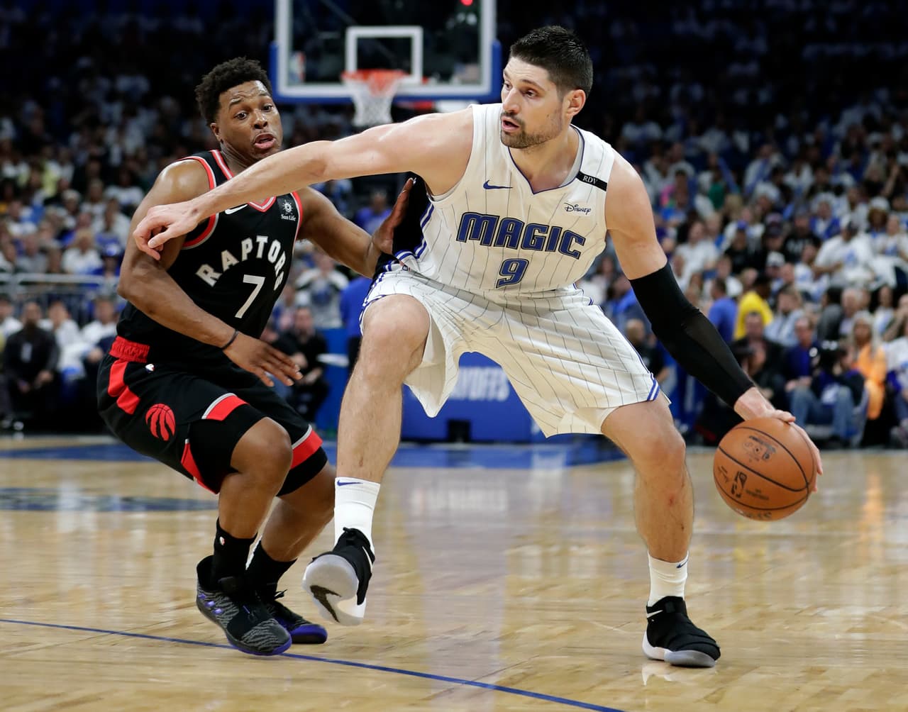 El poste montenegrino Nikola Vucevic (derecha) anotó 22 puntos que no fueron suficientes para el Orlando Magic.