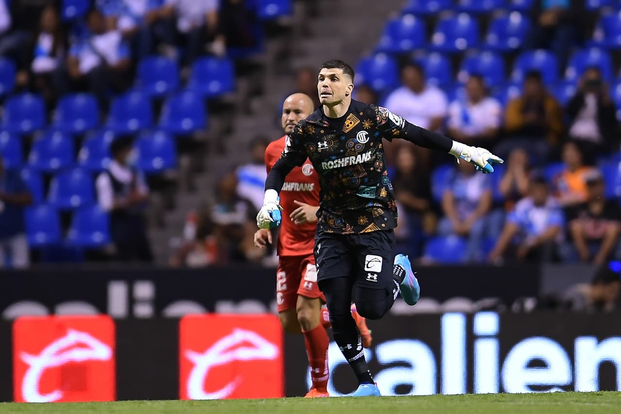 Con goles de López y el arquero Volpi, Toluca venció 1-2 al Puebla, auqnue una vez más sufriendo en los últimos minutos.