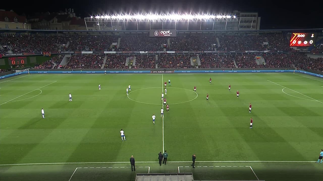 Arranca el partido y la pelota está en juego.