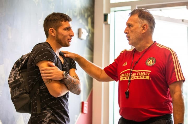 También paso a saludar a su nuevo maestro, el ‘Tata’ Martino.