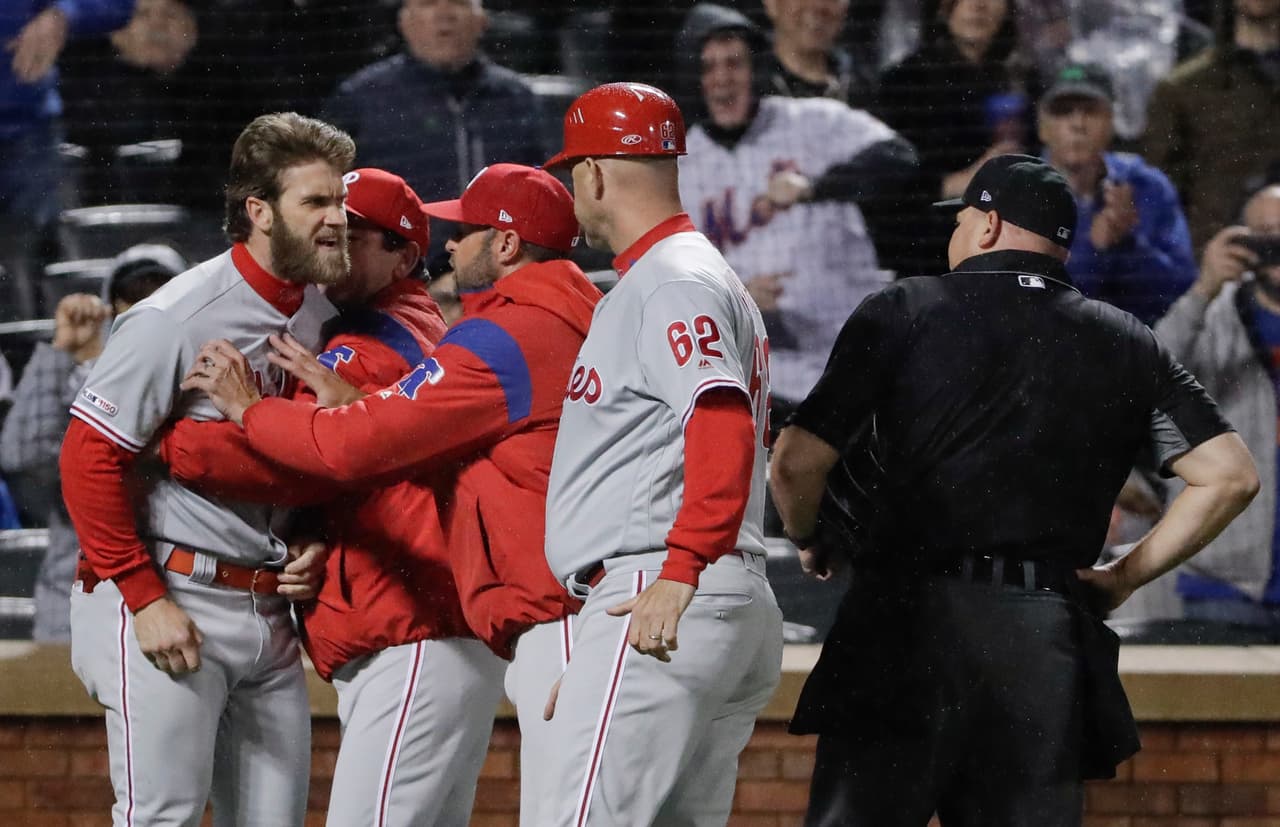 La discusión se fue acalorando a tal grado que hasta tres integrantes de los Phillies tuvieron que intervenir para impedir que Harper se le fuera encima al umpire Mark Carlson, quien lo miraba desafiante.
