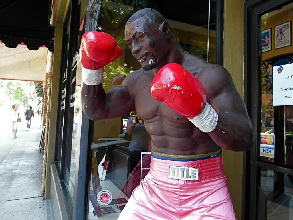 Este Mike Tyson está ubicado enfrente del Gio’s Boxing Club de Burbank, California. Sin mencionar su deterioro, las facciones no son las del exboxeador.