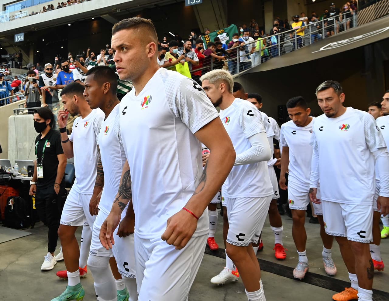 Los equipos salieron a la cancha en el momento indicado.
<br>