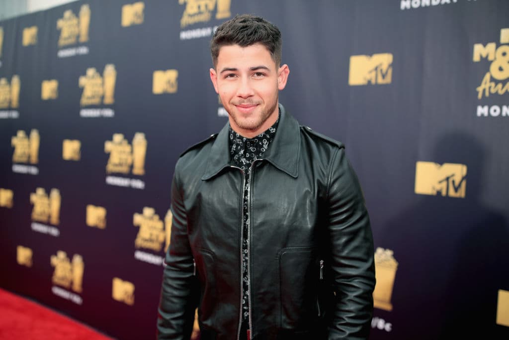 Nick Jonas anunció que tiene diabetes tipo 1. Recientemente, compartió en redes que prioriza "la salud física, hacer ejercicio y comer de manera saludable y mantener mi nivel de azúcar en la sangre bajo control", recordando que no "permitan que nada les impida vivir su mejor vida".