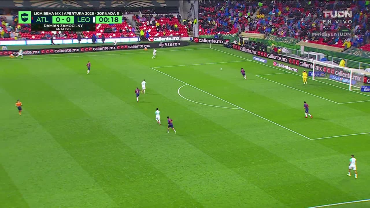 Arranca el partido y la pelota está en juego.