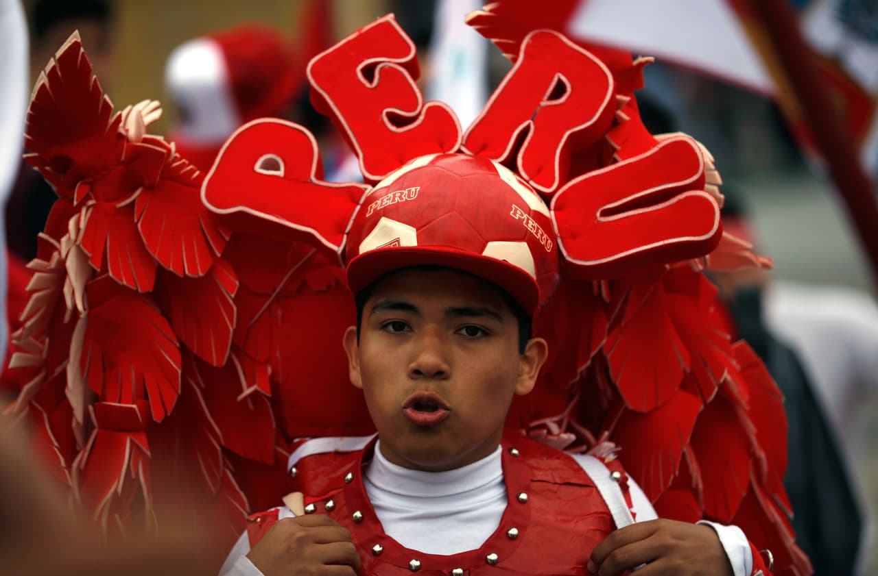 Los fanáticos peruanos llegaron a Buenos Aires para recibir y apoyar a su selección. Tomaron las calles en medio de una fiesta llena de alegría, colorido y belleza...