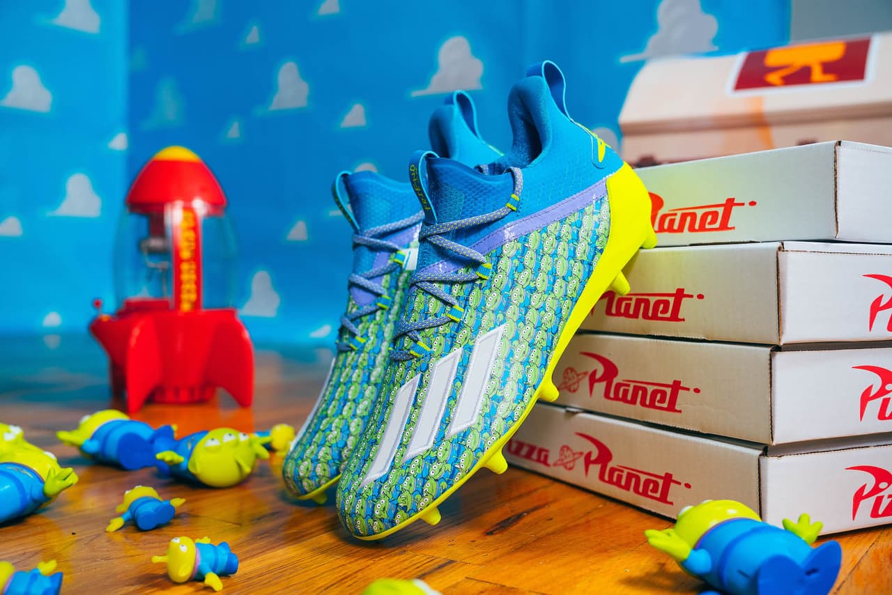 Con motivo de su 25 aniversario, Adidas y Pixar se unieron para realizar una colección de tenis y playeras muy coloridas y que rinden homenaje a los personajes de la saga más famosa del estudio.