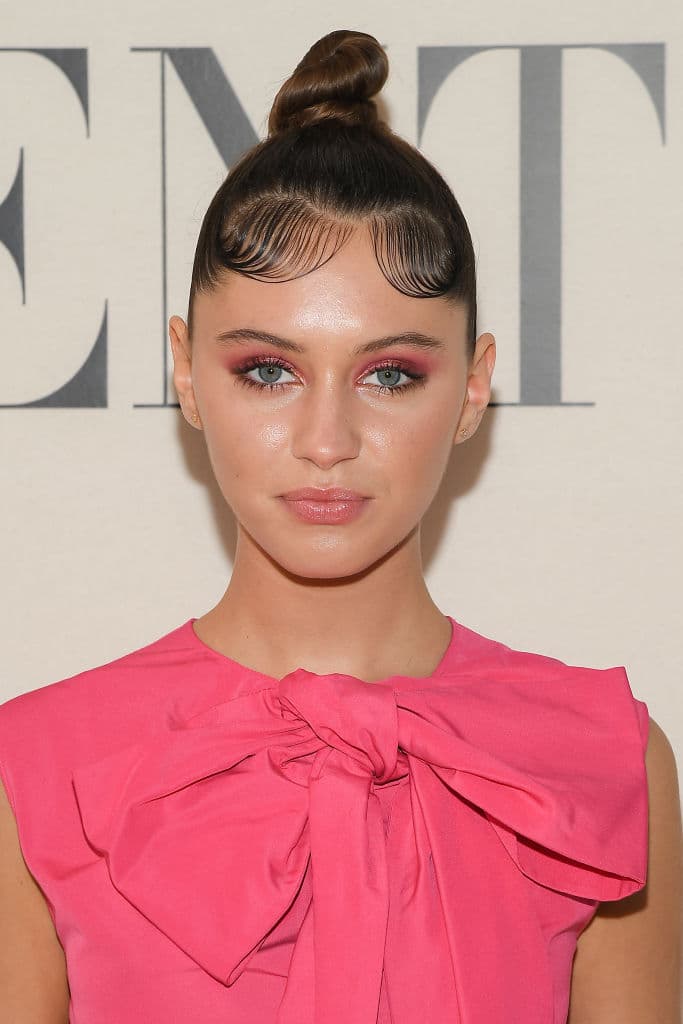 Law caminó por su primera pasarela para Miu Miu en 2020.