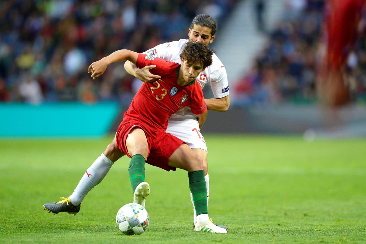 Joao Félix cubre el balón ante el defensa Ricardo Rodríguez en su debut con la selección mayor de Portugal durante la Semifinal de la Liga de Naciones de la UEFA entre Portugal y Suiza este miércoles, en el estadio Dragao de Oporto.