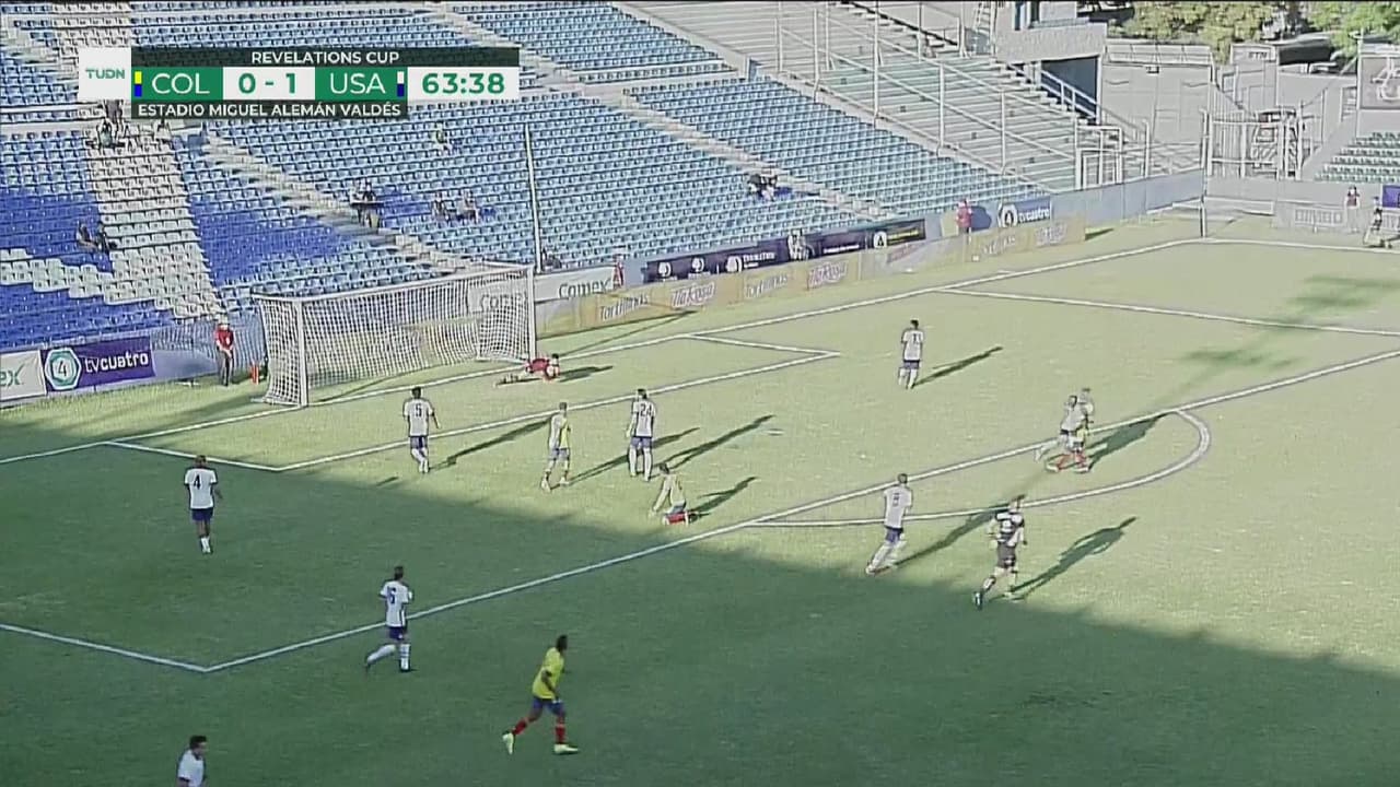 ¡No lleva fuerza! Ortiz intenta y se la entrega fácil al portero