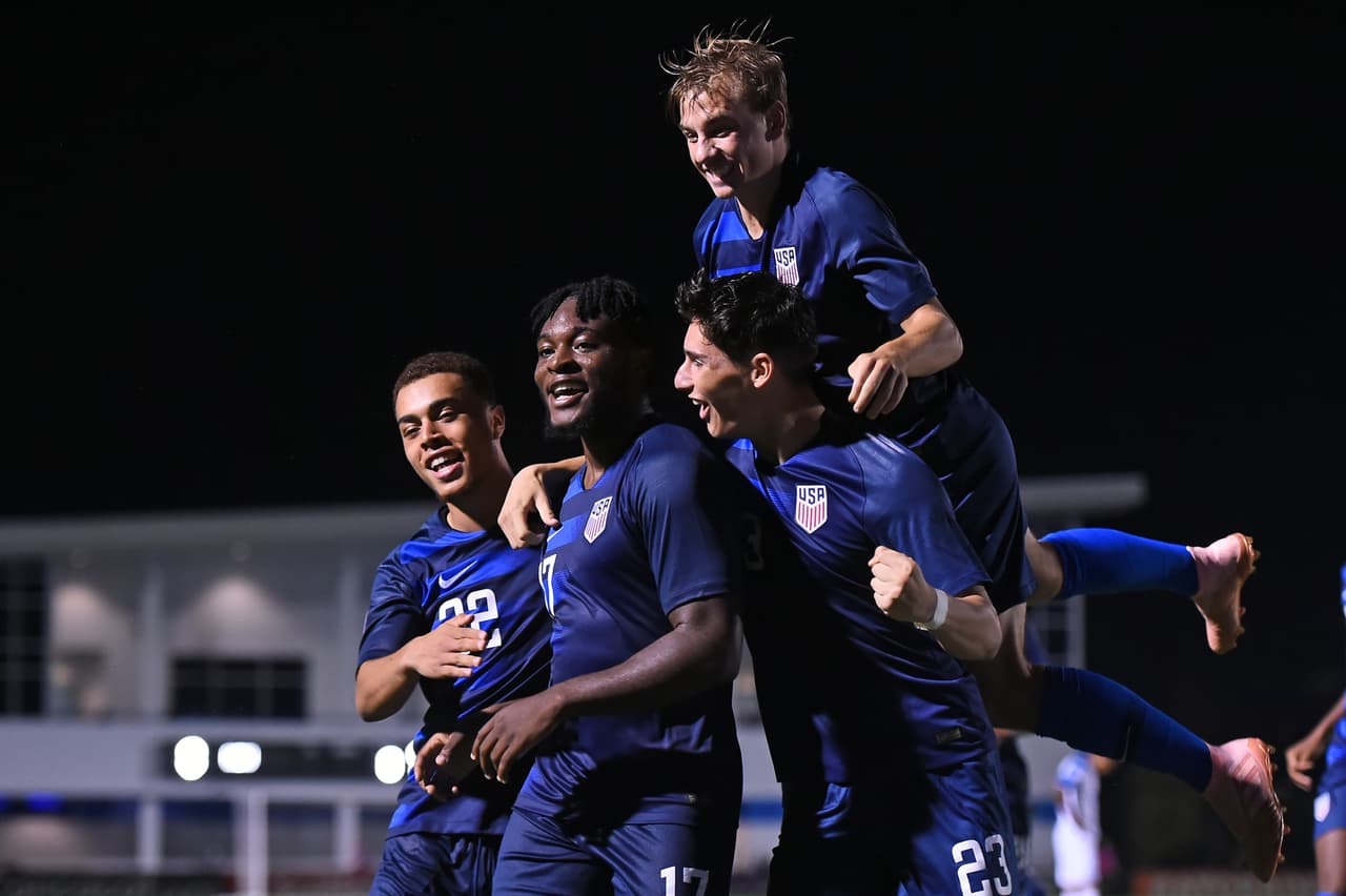 El resto de los compañeros de Akinola llegaron pronto a festejar pues se esforzaron mucho los estadounidenses en lo colectivo para inclinar la balanza en su favor.