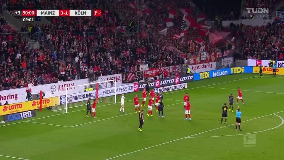 Tiro desviado de Simon Terodde