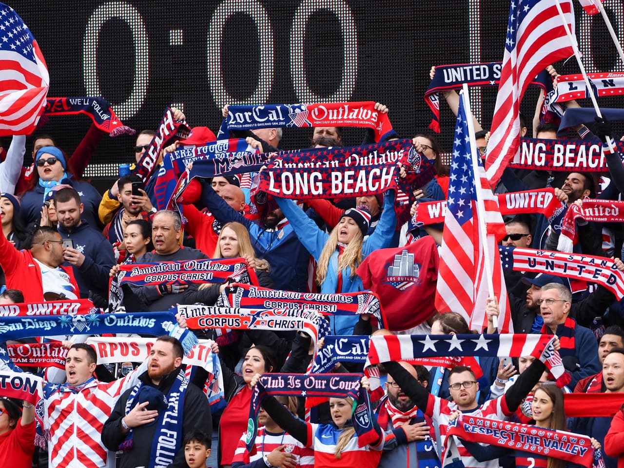 De distintos rincones de la Unión Americana llegaron los fanáticos para este juego.