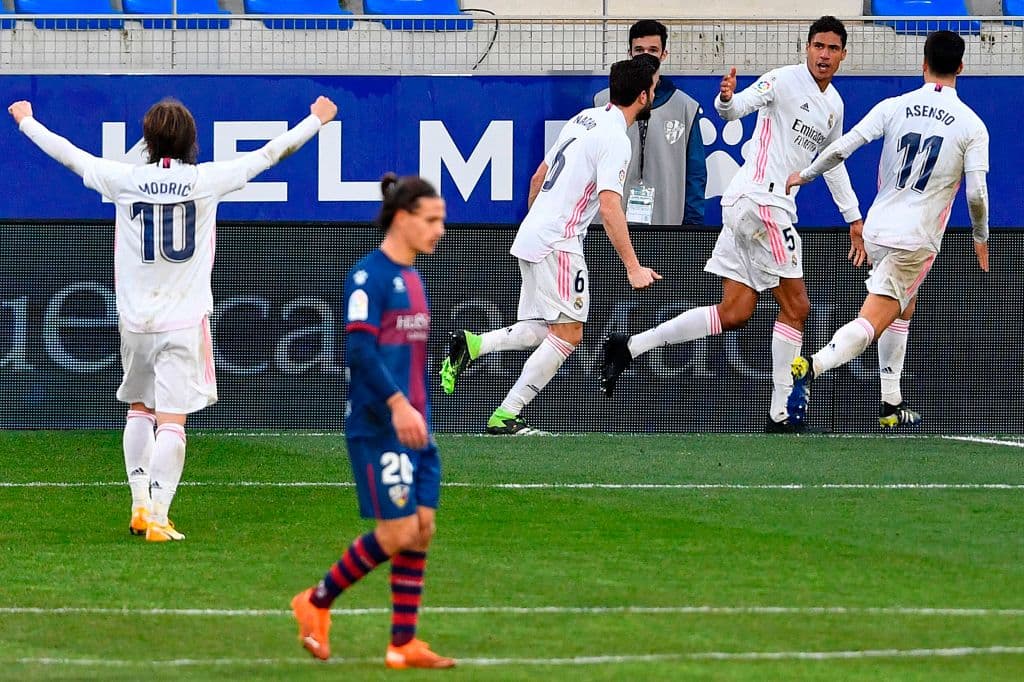 Real Madrid despachó a un complicado Huesca en La Liga | Las cosas no pintaban bien enfrentando al último lugar de la competición, pero Varane apareció para resolver el partido.