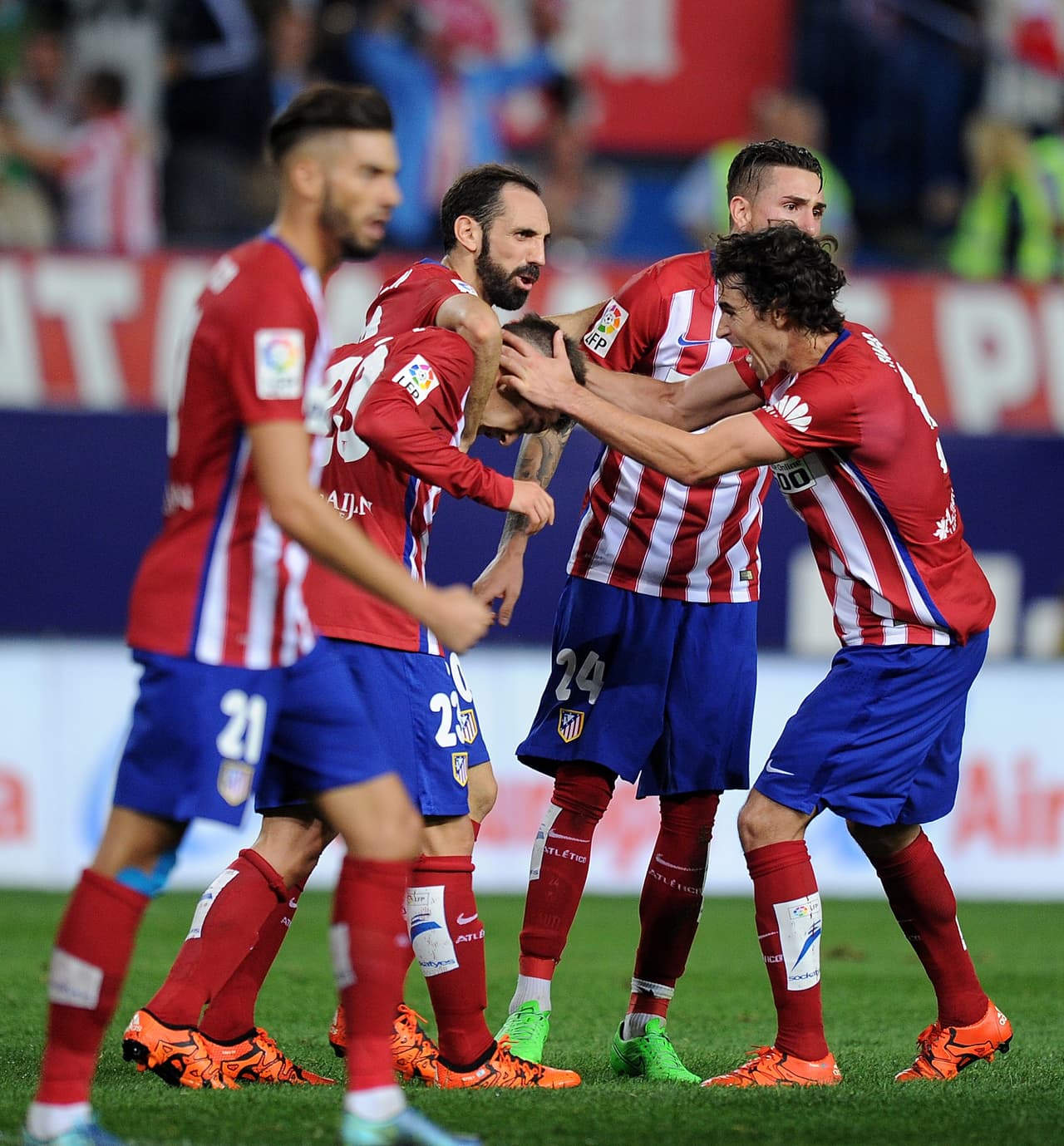 En el caso del Atlético de Madrid tendría que fortalecer su mediocampo con un futbolista que dé oportunidad de mantener la rotación en la medular donde Simeone opta por jugadores de garra y despliegue físico durante los 90 minutos. Además tendrían que contratar a un delantero sí o sí, si es que pierden alguno de los dos ‘9’ nominales que tienen en duda.